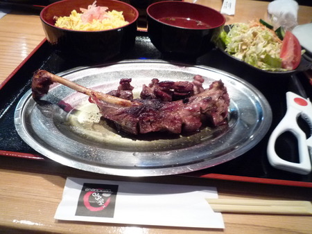 讃岐名物「骨付鳥」を食す。
