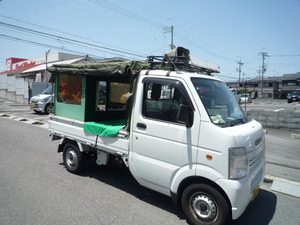 わらびもちの行商から買ってみた。