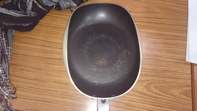 なんじゃこりゃぁ。固くて食べられないパンが・・・。 なんじゃこりゃぁ。固くて食べられないパンが・・・。