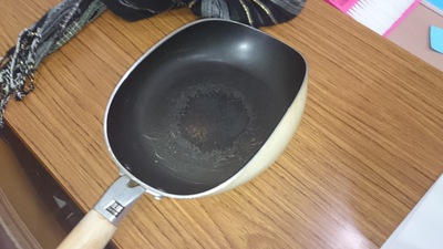 なんじゃこりゃぁ。固くて食べられないパンが・・・。 なんじゃこりゃぁ。固くて食べられないパンが・・・。
