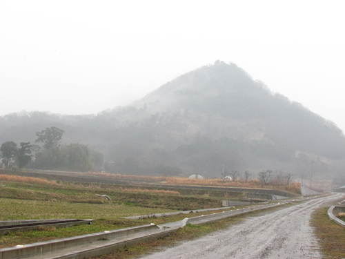 小雨に煙る　白山（しらやま）の北側です　　うどん県三木町