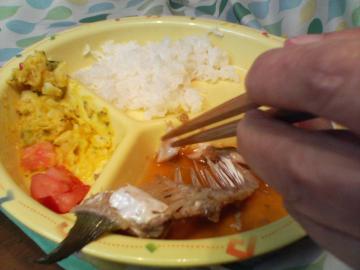 左手でのお箸は、魚料理。