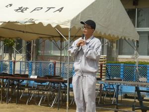 香川大学　長谷川教授の講評です。ナイキの帽子が光っています。