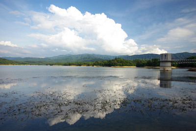 満濃池の水と雲 2