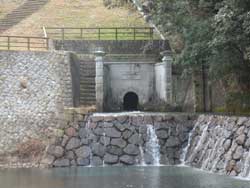 ユル抜きの水が出る「樋門」