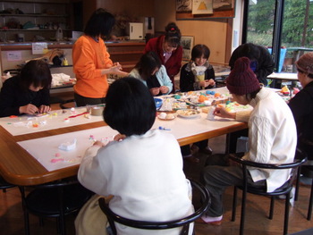 かりん会館で紙粘土教室