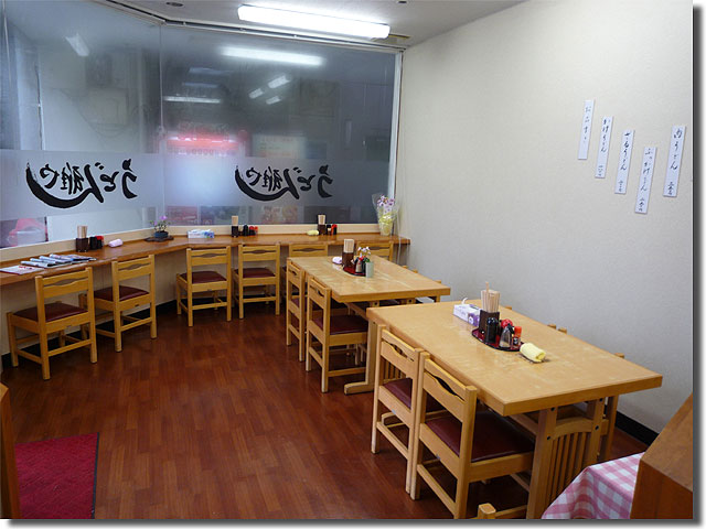 雅や 明るい店内