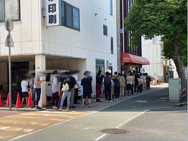 うどん屋の行列状況