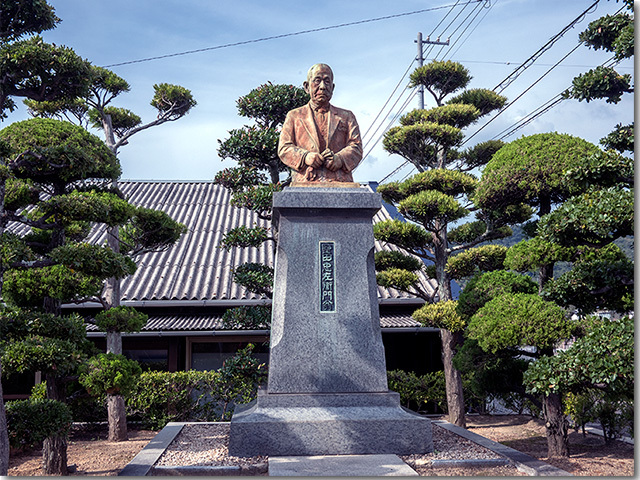 塩田忠左衛門氏の銅像