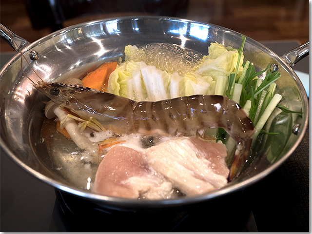 海老を鍋に入れます