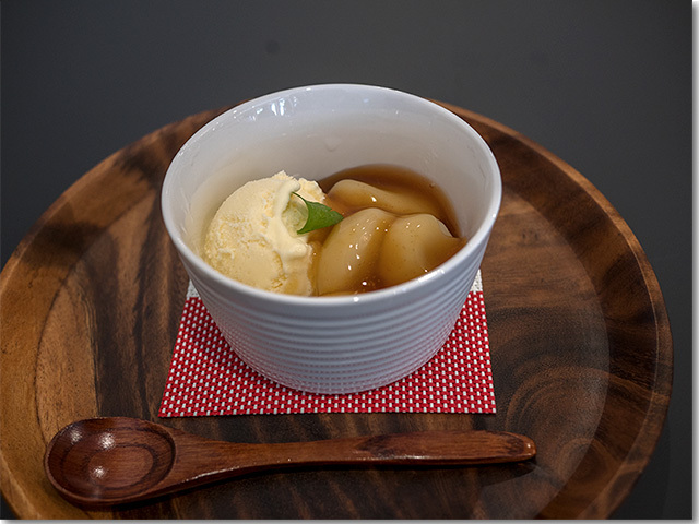 カフェメニューのアイスクリーム付きみたらし団子