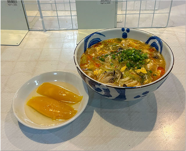 冷やし酸辣湯麺 マンゴー乗せ@さぬ一