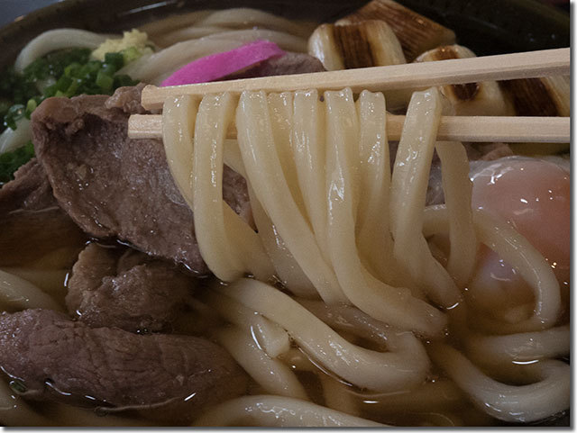 一煮立ちされて出汁が染みたうどん