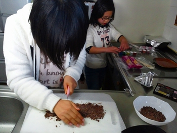 女子3人でチョコ作り♪