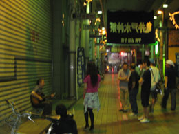 路上とライブハウスでの演奏の違いは?