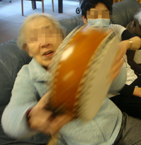 歌って、叩いて、笑顔になって♪ 歌って、叩いて、笑顔になって♪