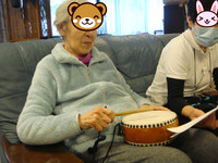 歌って、叩いて、笑顔になって♪ 歌って、叩いて、笑顔になって♪