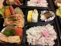 お花見弁当~♪ お花見弁当~♪