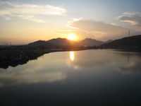 奈良須池の夕日に想う…