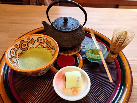 茶筅を横から持ち茶を点てる 茶筅を横から持ち茶を点てる