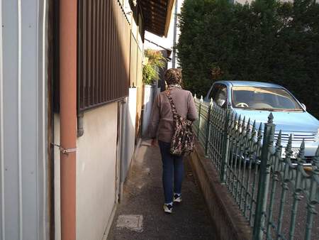 路地裏おんな あるく(笑) 路地裏おんな あるく(笑)