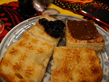 honjimabakeryのパンを七輪で焼く with オーストラリアワイン honjimabakeryのパンを七輪で焼く with オーストラリアワイン
