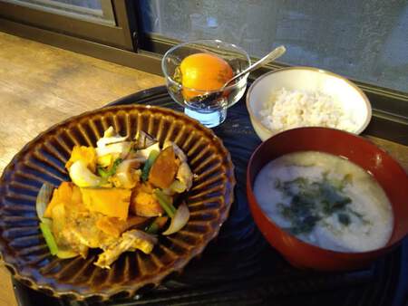 お米屋さんの看板猫 と 西条柿 お米屋さんの看板猫 と 西条柿