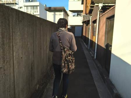 路地裏おんな あるく(笑) 路地裏おんな あるく(笑)