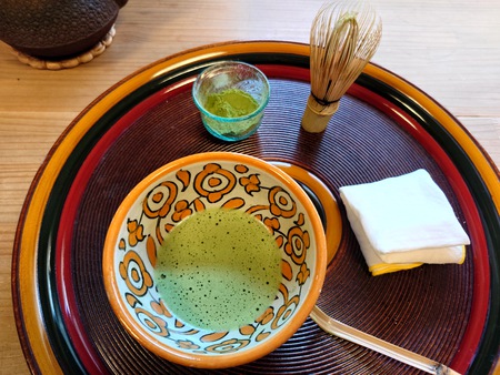 茶筅を横から持ち茶を点てる 茶筅を横から持ち茶を点てる