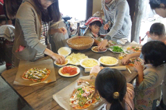 どろんこ亭でピザ作り