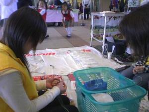 【香川】<2010写真館>4/25「サンサン祭り」でミサンガ作り^^;