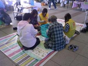 【香川】<2010写真館>4/25「サンサン祭り」でミサンガ作り^^;