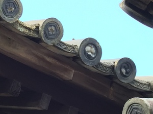 渡邊邸の敷地内神社の瓦紋様調査