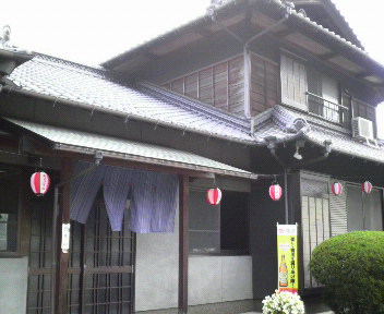 スーツのサイズはまだいけそうやった