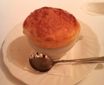 スーツのサイズはまだいけそうやった