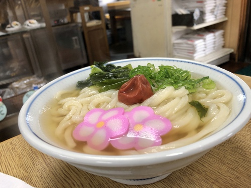 飯野屋さんのカレーうどんと、梅干しうどん 飯野屋さんのカレーうどんと、梅干しうどん