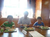 福島第４小学校で子ども達と共に給食・校長から要望も