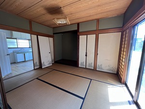 賀茂神社の参道に建つ家