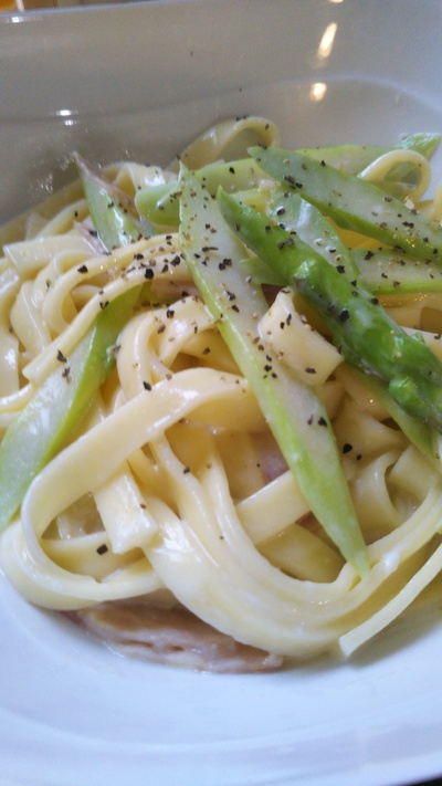 讃岐生パスタのアスパラベーコンのクリームソース