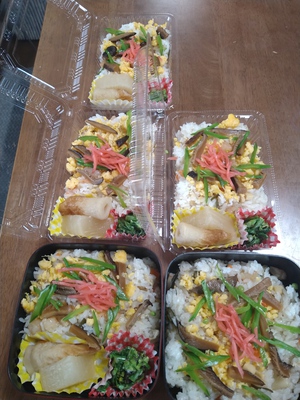 大円のぶっかけうどん定食、みんなにバラ寿司弁当