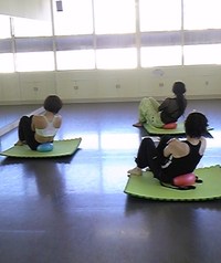 美しい背中のタイルアートです