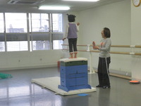 跳び箱によじ登る少女