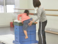 跳び箱によじ登る少女