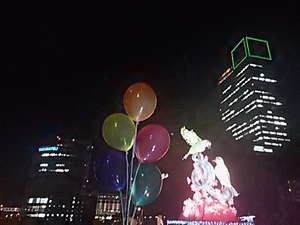サンポート  芸術祭、シンボルタワーをバックに(#^.^#)