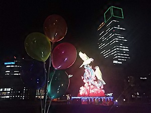 サンポート  芸術祭、シンボルタワーをバックに(#^.^#)