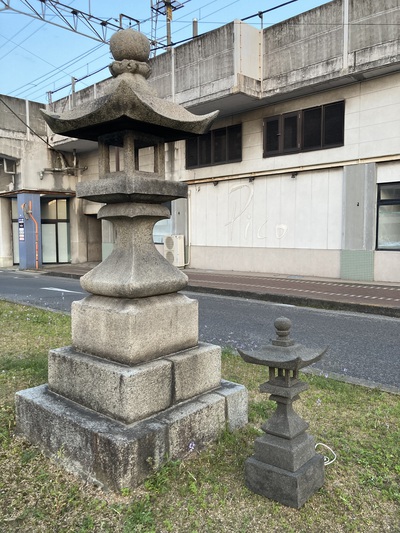 丸亀駅裏の石灯籠と。