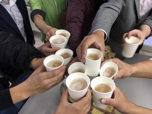 乾杯～！！粟島もんてクルー食堂