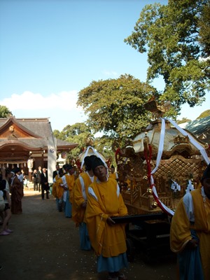 菅生神社大祭・・・天狗さんと獅子使い