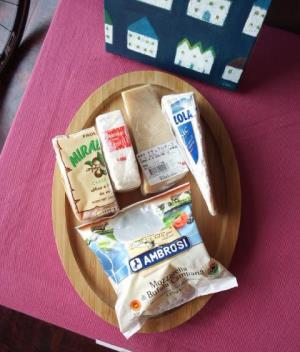チーズが届くと静かにトゥクトゥク興奮します