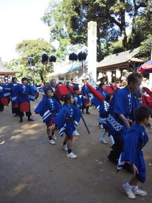 菅生神社大祭・・・天狗さんと獅子使い